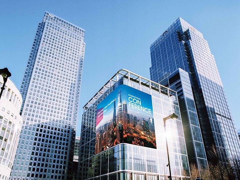 DOOH showcasing digital signage cloud software on a tall building